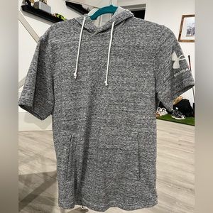 UNDER ARMOR MENS SHORT SLEEVE WITH HOOD